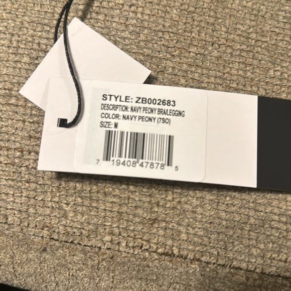 Zobha- leggings and bra - Picture 8 of 11